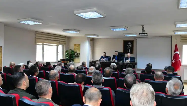 Tonya’da Mahalle Muhtarlarıyla İstişare Toplantısı Gerçekleştirildi