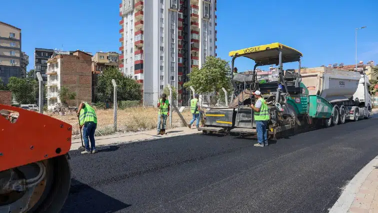 Efeler’de ulaşım konforu artıyor sıcak asfalt çalışmaları sürüyor