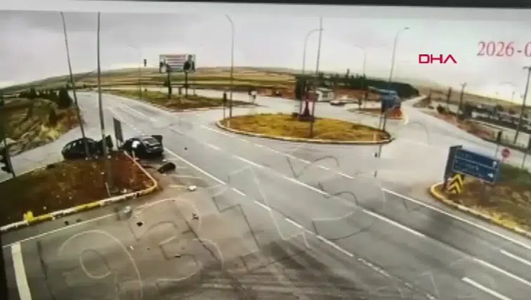 Kütahya'da iki otomobil çarpıştı: 2 ölü, 8 yaralı