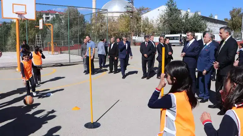 Bakan Tekin, Erzurum'da öğrencilerle halat çekti, yakantop oynadı ve Türkçe dersindeki yenilikleri anlattı