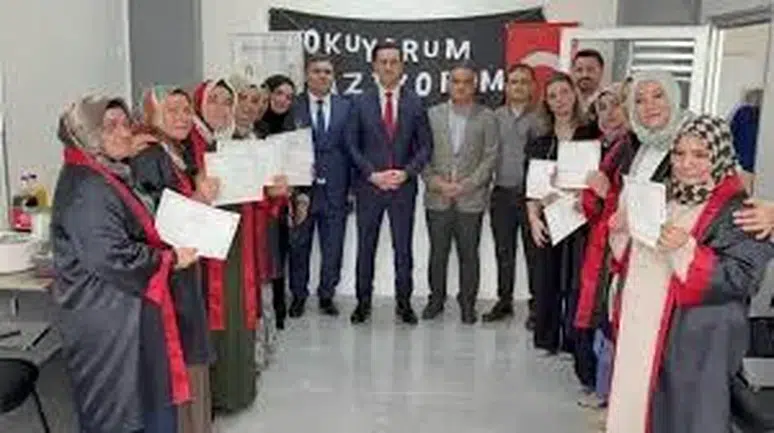 Midyat'ta 15 anne okuma yazma kursunu başarıyla tamamlayarak mezuniyet sevincini yaşadı