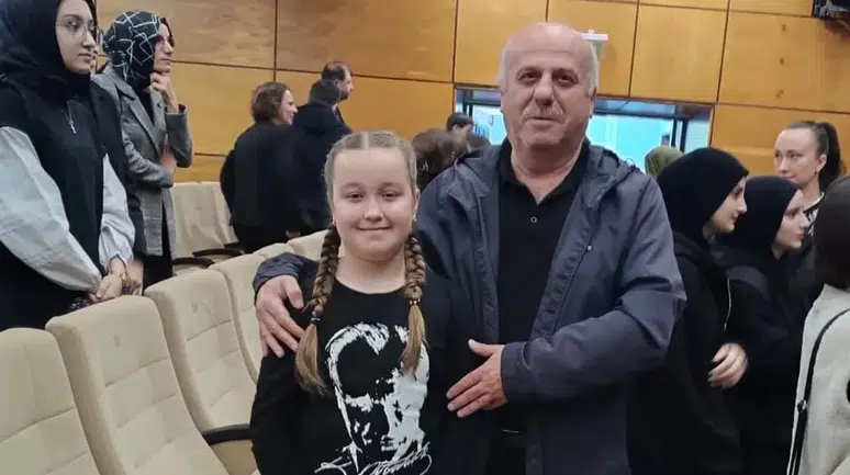 Atatürk'ü anma etkinliğinde Rize'de ödül töreni, başarılı öğrencilere ödüllerini takdim etti