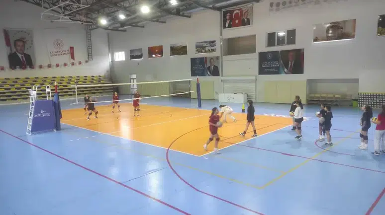 Arhavi’de Öğrenciler Spor Salonunda Voleybol Antrenmanlarını Sürdürüyor