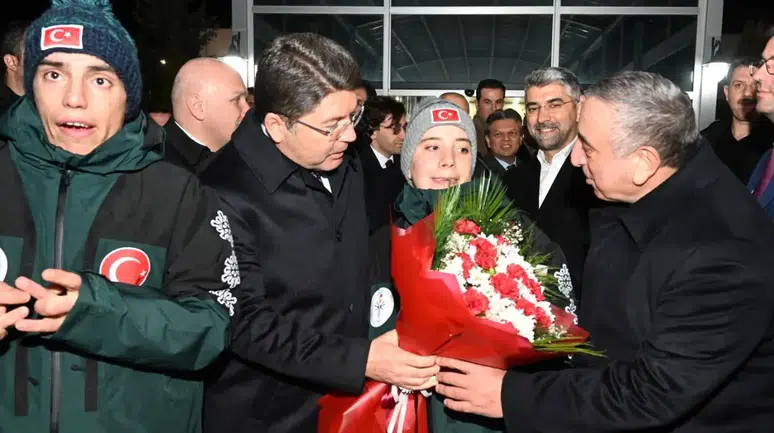 Adalet Bakanı Yılmaz Tunç Erzurum’da Çiçeklerle Karşılandı, Bayburt’a Uğurlandı