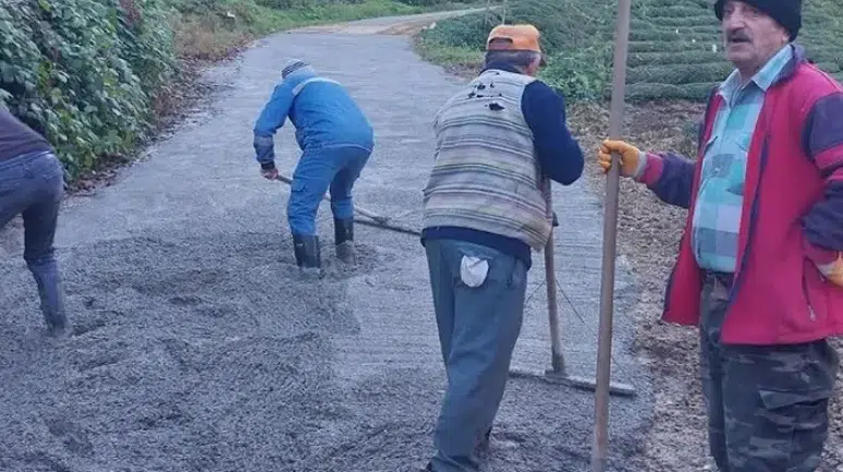 Güneyce’de Köylüler Yolları İmece Usulü Onardı