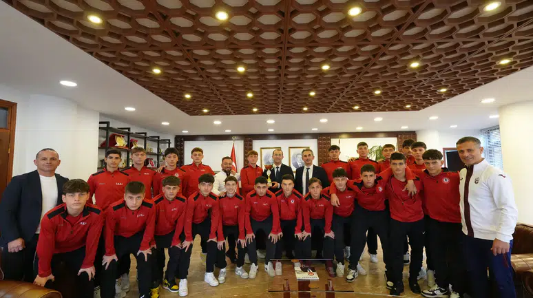 Genç Sporculardan Başkan Ekim’e Ziyaret