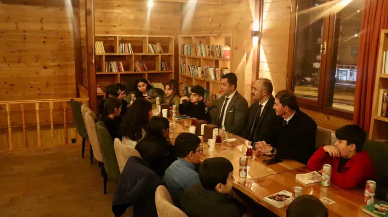 Okula Kitap Sevgisi: Ardanuç'ta Öğrenciler Okuma Başarılarıyla Ödüllendirildi