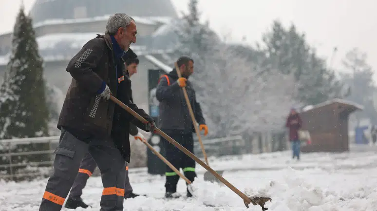 Erzurum'da kar yağışı sonrası belediye ekipleri yoğun mücadeleye devam ediyor