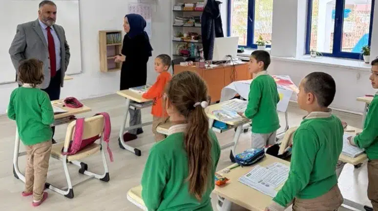 Pazaryolu'nda Öğrencilere Kıyafet ve Çanta Dağıtıldı