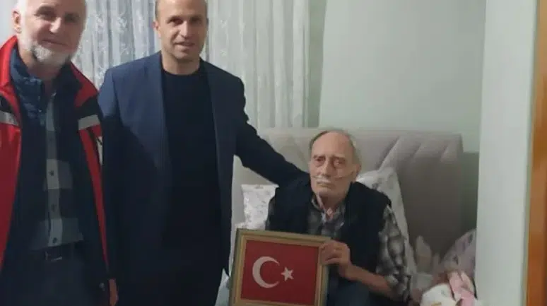 Trabzon'dan Şehit Ailesine Anlamlı Ziyaret ve Türk Bayrağı Takdimi