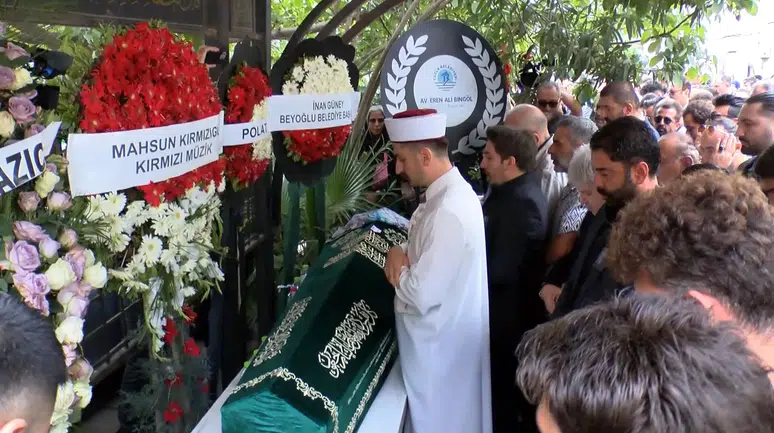 Arabesk ve Fantezi Müziğin Efsanevi İsimlerinden Güllü, Son Yolculuğuna Uğurlandı