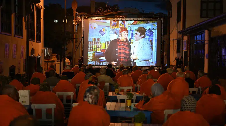 Konya'da huzurevi sakinlerine nostaljik gün: Klasik araçlar ve Türk sineması ile sürpriz etkinlik düzenlendi