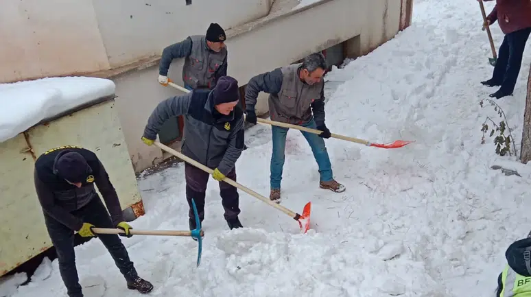 Bayburt’ta Karla Mücadele Çalışmaları Aralıksız Sürüyor