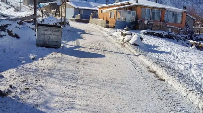 Şenkaya'da kar temizleme çalışmalarıyla ulaşım güvenliği sağlanıyor