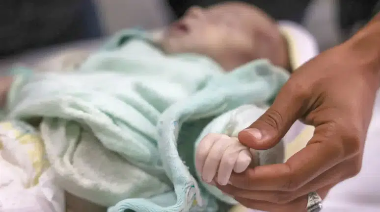 Gazze’de 12 günlük bebek soğuktan hayatını kaybetti