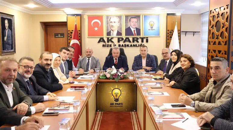 AK Parti Rize, Teşkilat Çalışmaları ve Yerel Esnafla İstişare Toplantıları Düzenliyor