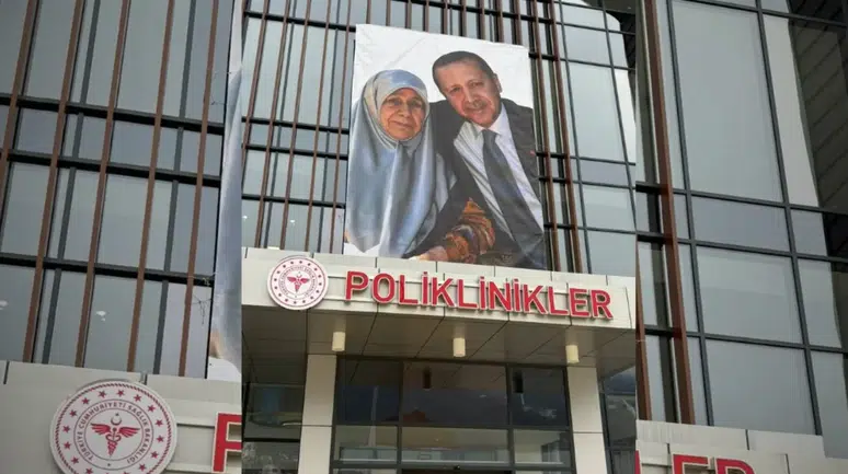 Rize Güneysu'daki yeni hastanede Erdoğan'ın annesi için özel anma posteri asıldı