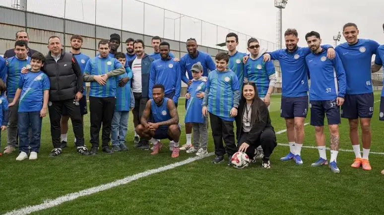 Çaykur Rizespor, Otizm Farkındalık Günü'nde özel bireyleri ağırladı, sevgi dolu anlar yaşandı