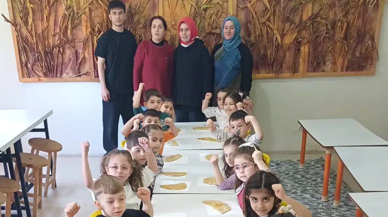 Akçaabat’ta Miniklerden Geleneksel Lezzet Deneyimi: Yaylacık Anaokulu Öğrencileri Gözleme Yaptı