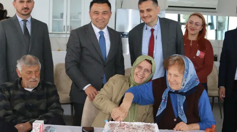 Trabzon’da Huzurevinde Anlamlı Kutlama: Nisan Ayı Doğumlularına Özel Etkinlik