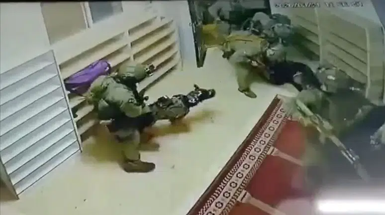 El-Halil’de insanlık dışı görüntü: İsra*l askerleri camiye baskın yaptı, savunmasız Filistinliye köpekle saldırdı