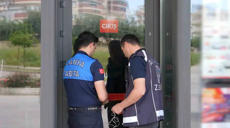 Alanya'daki Zincir Market Mühürlendi: Sofralara Tehlike Yaratanlara Göz Açtırılmadı!
