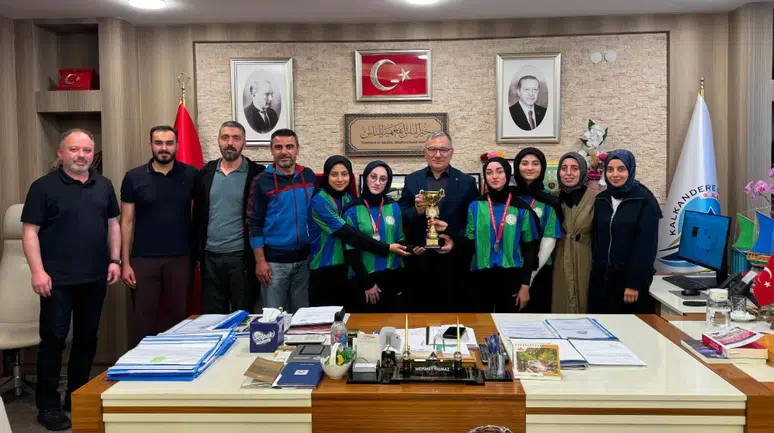 Kalkandereli Şampiyon Kızlar Başarılarını Belediye Başkanıyla Paylaştı