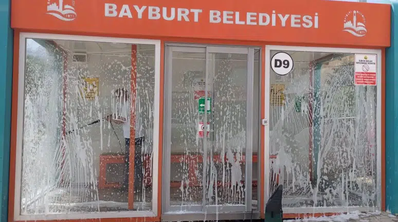 Bayburt’ta Parklar Çiçekleniyor, Duraklar Sterilize Ediliyor