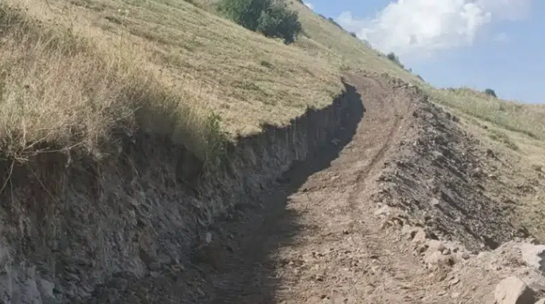 Şenkaya’da Arazi Yollarında Bakım ve Düzenleme Çalışması