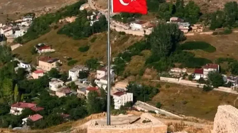 Bayburt Kalesi’nde Şanlı Türk Bayrağı Yenilendi