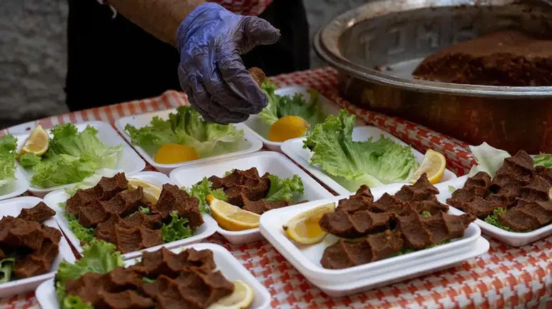 En kolay çiğ köfte tarifi: Püf noktası suyu abartmamak