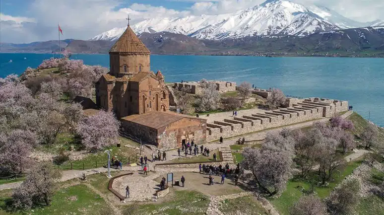 "Akhtamar Adası'nda 14. Ayin İçin Hazırlıklar Tüm Hızıyla Devam Ediyor"