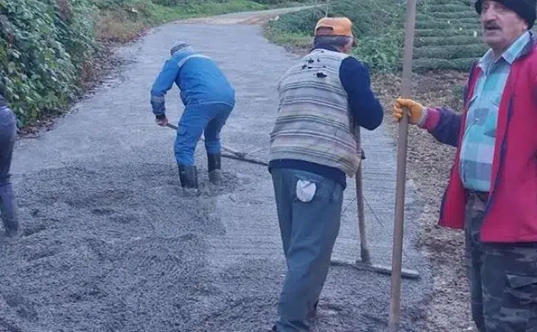 Güneyce’de Köylüler Yolları İmece Usulü Onardı