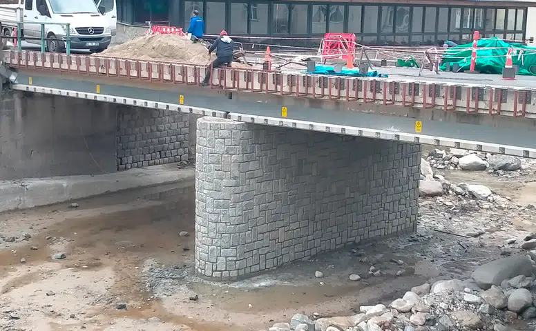 Rize’de Köprü Ayakları Taş Kaplama ile Güçlendirildi