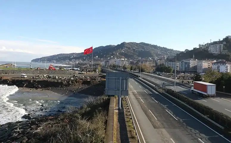 Trabzon-Rize Karayolu'nda Dikkat Çeken Önlem: Belirli Bir Yön Trafiğe Kapatıldı!