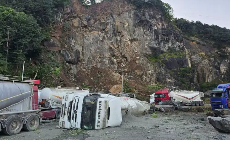 Hopa’da Heyelan ve Kaya Düşmesi: 8 TIR Zarar Gördü, 1 Kişi Hayatını Kaybetti