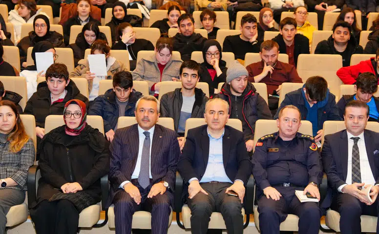 Rize’de Çayla Kitap Projesi Etkinliği: Öğrencilere Kitap Hediye Çeki Verildi