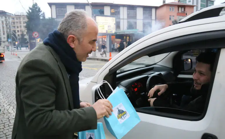 Rahmi Metin, Rize’de İftara 5 Kala Programında Vatandaşlara İftariyelik Dağıttı