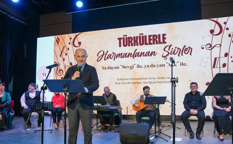 Rize’de Türkülerle Harmanlanan Şiirler Gecesi Sanatseverleri Buluşturdu