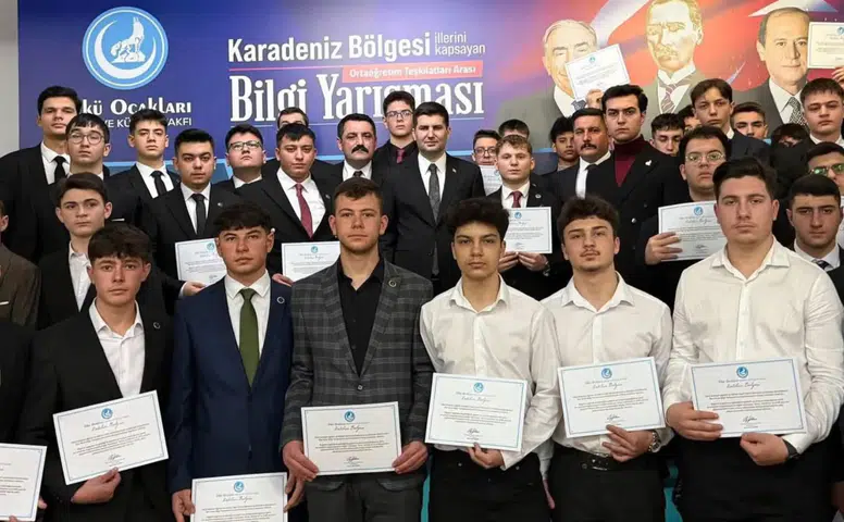 Rize'de Ortaöğretim Bilgi Yarışması'nda Gençler Bilgiyle Yarıştı