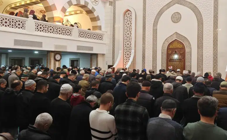 Rize’de Teravih Namazlarına Yoğun İlgi: Camiler Dolup Taşıyor