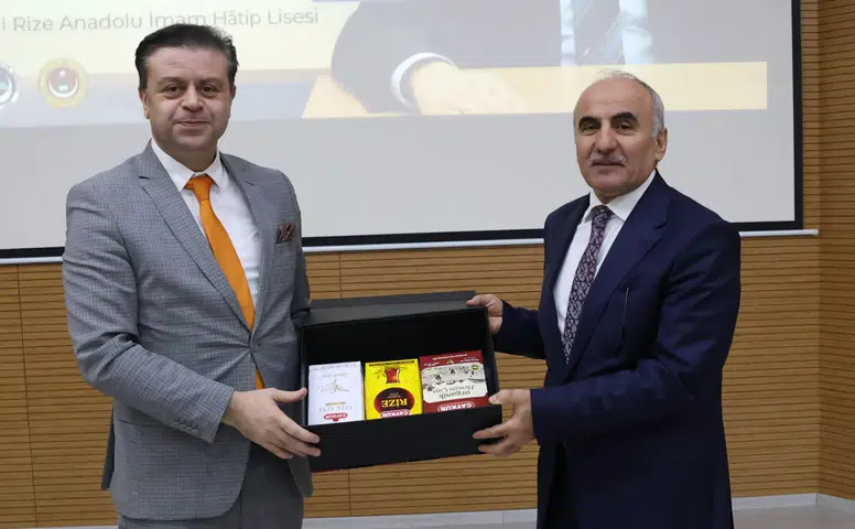 Rize Anadolu İmam Hatip Lisesi’nde Aynı Sırayı Paylaşanlar Söyleşisi: Milletvekili Harun Mertoğlu Öğrencilerle Buluştu