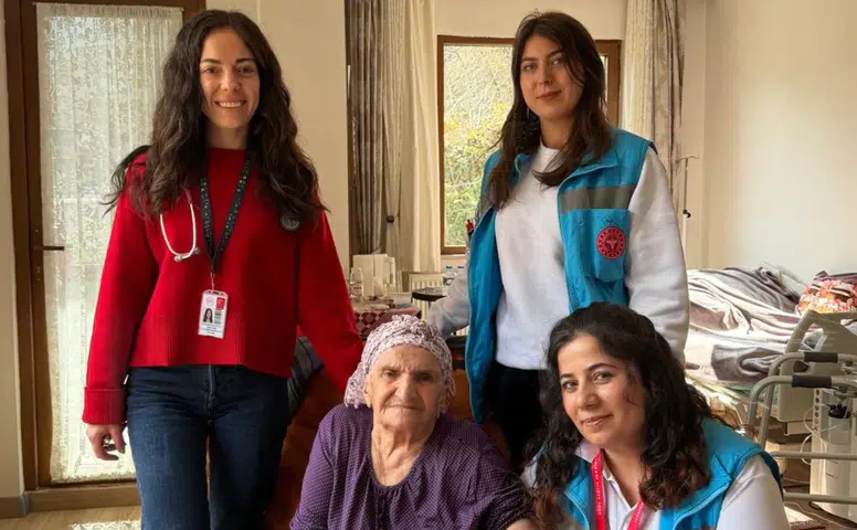 Rize’de Yaşlılar Haftası’nda Evde Sağlık Hizmetlerinden Anlamlı Ziyaret