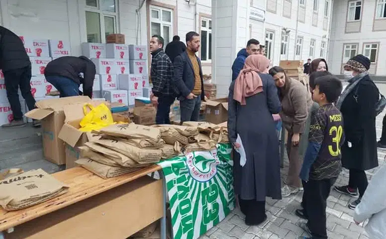 STUTTGART RİZELİLER DERNEĞİ 200 MUHTAÇ ÇOCUĞU GİYDİRDİ