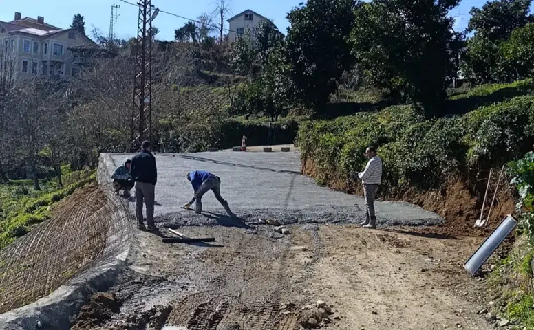 Pazar Belediyesi’nden Yukarı Soğuksu ve Gazi Mahallesi’nde Beton Yol Çalışması