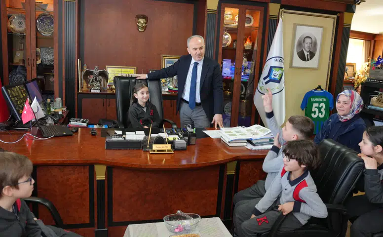 Kurtuluş İlkokulu Öğrencilerinden Rize Belediye Başkanı Rahmi Metin’e Ziyaret