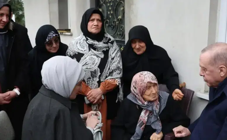 Cumhurbaşkanı Erdoğan, komşularıyla bayramlaştı