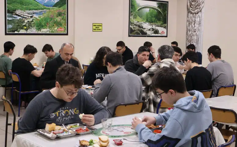 Güneysu Belediye Başkanı Rıfat Özer öğrencilerle iftar ve sahur programında buluştu