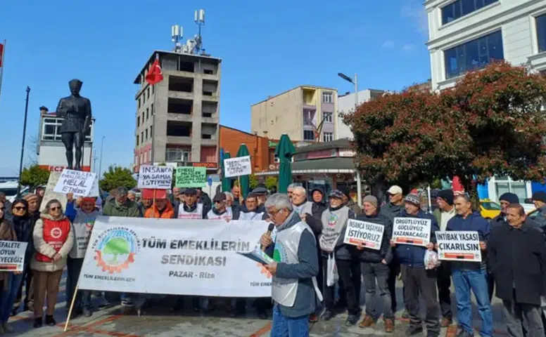 Pazar’da Emekliler Sokağa Çıktı: Geçim Sıkıntısına Dikkat Çektiler