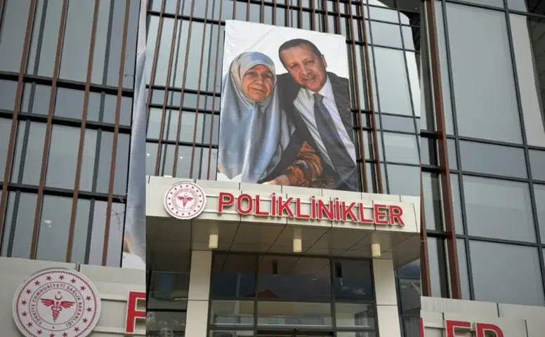 Rize Güneysu'daki yeni hastanede Erdoğan'ın annesi için özel anma posteri asıldı